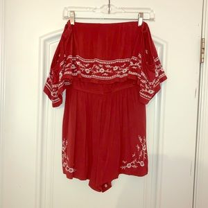 Super cute and strapless romper!